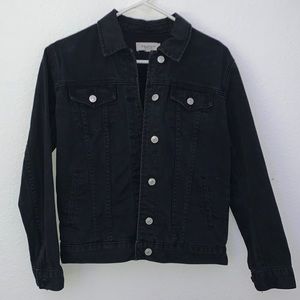Black jean jacket with 6 pockets and cool details!
